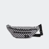 Riñonera Vans Ward con estampado a cuadros blancos y negros, correa ajustable con hebilla y dos bolsillos con cierre de cremallera.