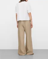 Camiseta blanca de algodón con corte evasé, cuello redondo y mangas cortas japonesas que caen sobre el codo.