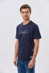 Remera azul de manga corta y cuello redondo, con texto bordado en el pecho.