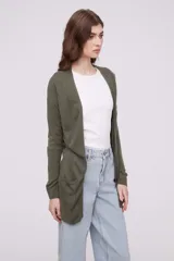 Saco tipo cárdigan abierto de tejido de punto, con mangas largas y bolsillos frontales aplicados.