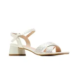 Sandalias de vestir color blanco perlado, con taco cuadrado medio y tiras cruzadas en la parte delantera adornadas con pequeños brillos y perlas. Cuenta con tira ajustable al tobillo con hebilla metálica.
