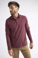 Polo de manga larga para hombre, con diseño a rayas horizontales blancas sobre fondo azul marino. Presenta cuello clásico, cierre frontal con botones y logo bordado en el pecho.