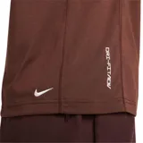 Remera marrón de manga corta Nike Dri-FIT ADV ACG, con logo ACG bordado en blanco en el pecho.