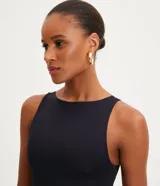 Body básico color rojo, con cuello halter, sin mangas y confeccionado en poliamida. Tiene forro en el busto.