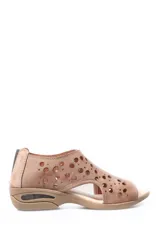 Sandalia color beige con perforaciones circulares, puntera descubierta y suela con cámara de aire.