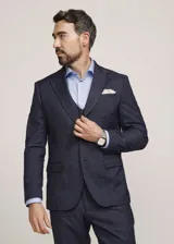 Traje de tres piezas Torelli color azul con sutil estampado a cuadros, compuesto por saco sastrero, chaleco abotonado y pantalón de vestir de corte recto.
