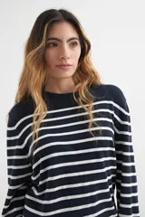 Sweater de punto a rayas horizontales en azul marino y blanco, con cuello redondo y mangas largas. Presenta un diseño clásico y versátil.