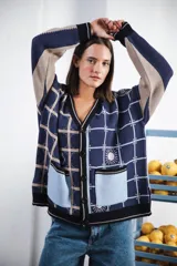 Cárdigan con espíritu vintage y mix de texturas, tejido en jacquard, con bolsillos frontales contrastantes, botones grandes, bordado a mano en manga y etiqueta de cuero con logo Anthea en la parte trasera.