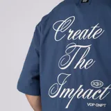 Camisa de manga corta azul oscuro de corte boxy, confeccionada en algodón. Presenta cuello camisero, cierre frontal con botones y un pequeño bordado en el pecho con las siglas 'VCP CNPT' y el número '333'.