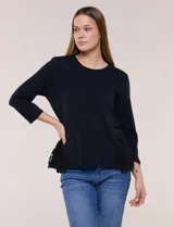 Remera negra de silueta recta y escote redondo, confeccionada en algodón y elastano. Presenta mangas tres cuartos y apliques de guipure calado en los laterales del ruedo.