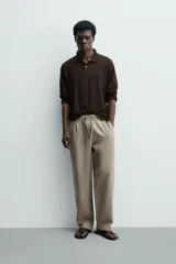 Pantalón de corte regular fit confeccionado en tejido mezcla de algodón, con cintura elástica ajustable mediante cordón, bolsillos laterales y bolsillos traseros de vivo.