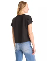 Blusa negra de modal supersoft con escote en V y aplique de brillos.