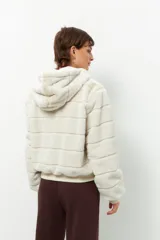 Campera de peluche negra con capucha y corderito en el interior, de fit relajado.