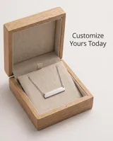 Collar de cadena fina con dije de barrita rectangular lisa de acero, ideal para grabado personalizado.
