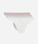 Kit de cinco bombachas tipo bikini confeccionadas en algodón con elastano, de cintura media y laterales medianos. Incluye cuatro piezas lisas en tonos verde, rosado, gris melange y blanco, y una pieza blanca con estampa floral delicada. Todas cuentan con elástico en la cintura y un pequeño lazo frontal decorativo.
