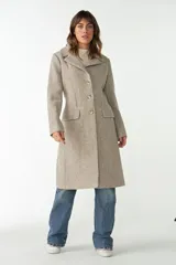 Tapado de lana color beige, con cuello con solapa, manga larga, forrado, con bolsillos y cierre frontal con botones.