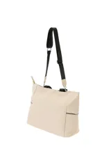 Cartera tipo shopper color negro, confeccionada en poliuretano, con bolsillos laterales con cierre y correa larga ajustable.