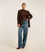 Blusa negra de rib de viscosa sostenible, con cuello alto y mangas largas.