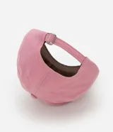 Gorra rosa con visera marrón, confeccionada en sarga de algodón, con bordado frontal con la frase "Just a Girl" en color marrón.