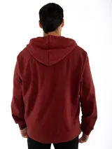 Campera canguro Kevingston de jersey frisado invisible de algodón, en color azul. Presenta cierre frontal completo, capucha con cordón ajustable y bolsillos delanteros amplios tipo canguro.