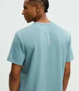 Remera deportiva de manga corta y cuello redondo, confeccionada en tejido tech fleece con tecnología dry que facilita la transpiración y el secado rápido. Presenta un corte comfort holgado y diseño liso sin estampas.