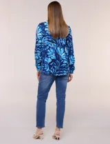 Camisa de gasa estampada con diseño animal print, cuello con solapa, escote en V, cierre frontal con botones y mangas largas, de la marca Ninety Clothing.