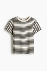 Remera de algodón con cuello redondo ribeteado y diseño a rayas horizontales finas.