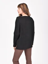 Buzo negro de tejido de punto con textura waffle, escote bote y mangas largas de corte holgado.