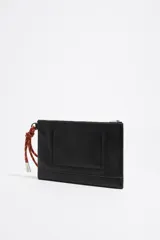 Neceser de piel color marrón con asa de mano de cordón extraíble, logo metálico plateado, bolsillo interior y cierre con cremallera. Interior con etiqueta de tejido Bimba y Lola.