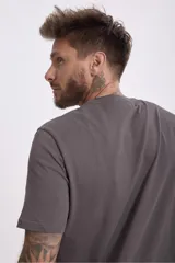 Remera blanca de manga corta con cuello redondo y bolsillo en el pecho.