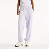 Pantalón de jogging New Balance Sport Essentials color lila, de corte holgado, con cintura elástica con cordón interno, bolsillos diagonales y puños elásticos en los tobillos. Cuenta con el logotipo bordado de Flying NB.