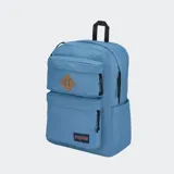 Mochila Jansport Double Break de color verde militar, con compartimento principal amplio, bolsillos delanteros dobles, bolsillos laterales para botellas y detalles de gamuza sintética.