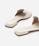 Sandalia plana Beira Rio de diseño minimalista, confeccionada en material sintético color marrón, con tira ancha sobre el empeine y taco bajo cuadrado.