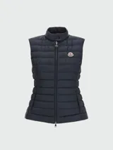 Chaleco acolchado Moncler modelo Igens, de diseño ligero y entallado. Presenta cierre frontal completo, cuello alto con broche a presión y el logo de la marca aplicado en el pecho.