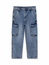 Pantalón tipo cargo confeccionado en denim azul con lavado ácido. Presenta bolsillos laterales con solapa, cierre frontal con botón y cremallera, y costuras reforzadas.