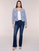 Chaqueta de tweed azul con tejido estructurado, escote redondo, bolsillos simulados con pasamanería y botones decorativos en las mangas.