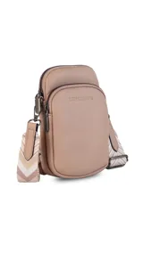 Bandolera compacta color rojo con textura de cuero, correa regulable y desmontable con diseño de rayas rojas y blancas. Cuenta con bolsillos frontales y cierre, interior forrado en tela.