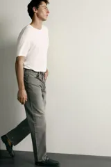 Pantalón jeans de corte recto, color celeste claro con efecto lavado, de cinco bolsillos y tiro medio.