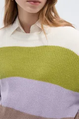 Sweater de punto de algodón con diseño de rayas horizontales multicolor, cuello redondo y mangas largas.