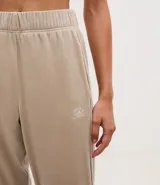 Pantalón tipo jogger de plush, con cintura elástica, bolsillos laterales y puños ajustados en los tobillos.