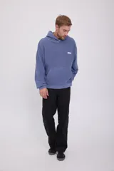 Canguro azul con capucha, manga larga, fit oversize y logo pequeño estampado en el pecho.