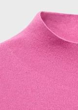 Jersey de punto fino con cuello perkins y manga larga, de diseño recto y corte clásico.
