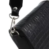 Bandolera marrón con textura croco, correa larga de cuero con tachas y herrajes plateados.