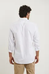 Camisa blanca de vestir, de corte clásico y manga larga.