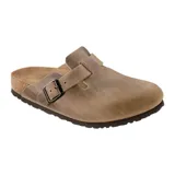 Zueco tipo mule con capellada de cuero engrasado, tira ajustable con hebilla metálica y plantilla anatómica de corcho con suela de goma.