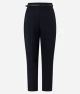 Pantalón carrot sastrero de color verde militar, confeccionado en crepé, con tiro alto, trabillas en la cintura y cierre frontal tradicional. Incluye un cinturón fino con hebilla.