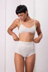 Culotte de tiro alto confeccionado en algodón con doble tela y diseño sin elásticos, ofreciendo un calce suave y cómodo.