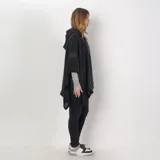 Poncho negro calado con capucha, de acrílico.