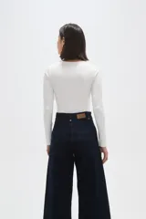 Body de manga larga confeccionado en poliamida, con diseño al cuerpo y cuello redondo a la base.