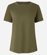 Remera básica de cuello redondo y manga corta, confeccionada en algodón peruano de alta calidad. Presenta un diseño liso y versátil, ideal para uso diario.